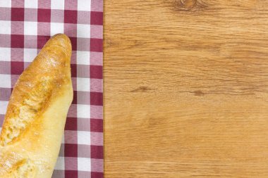 Ahşap masa arka plan üzerinde taze ekmek.