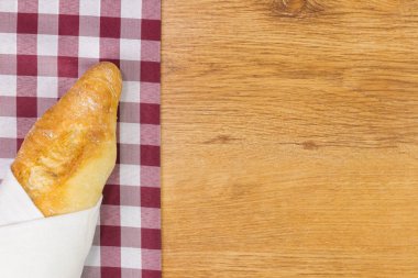 Ahşap masa arka plan üzerinde taze ekmek.