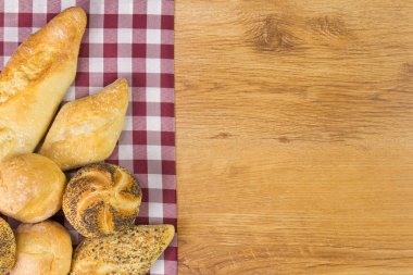 Ahşap masa arka plan üzerinde taze ekmek.