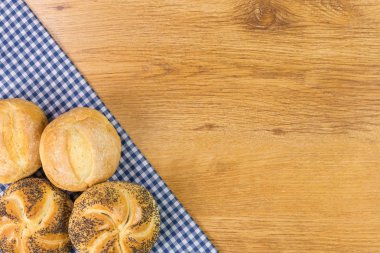 Ahşap masa arka plan üzerinde taze ekmek.