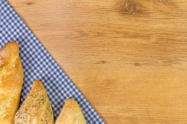 Ahşap masa arka plan üzerinde taze ekmek.