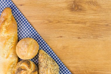 Ahşap masa arka plan üzerinde taze ekmek.