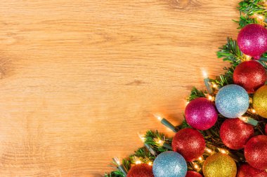 Ahşap arka planda noel süslemesi. 