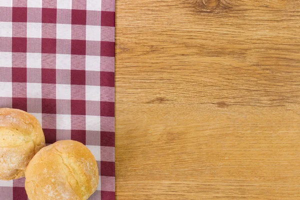 Ahşap masa arka plan üzerinde taze ekmek.