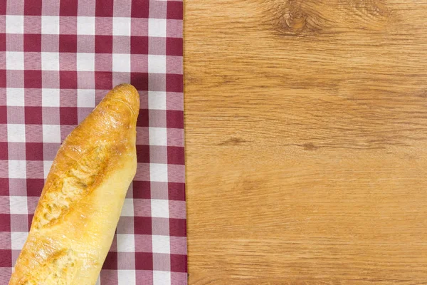 Ahşap masa arka plan üzerinde taze ekmek.