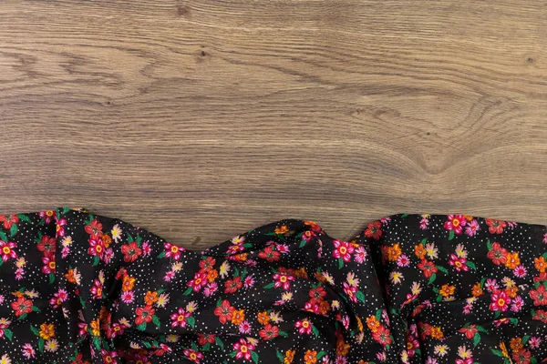 Serviette en tissu motif floral sur fond bois vide . — Photo