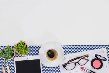 Kadınsı işyeri kavramı. Öğeleri beyaz arka planda, üstten görünüm 
