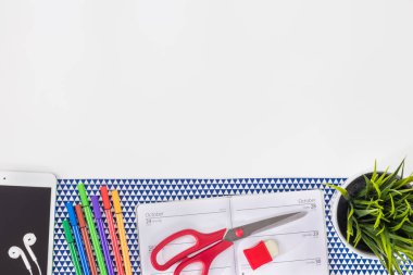 Moda Tasarımcısı işyeri. Modern beyaz ofis resepsiyon masası ile 