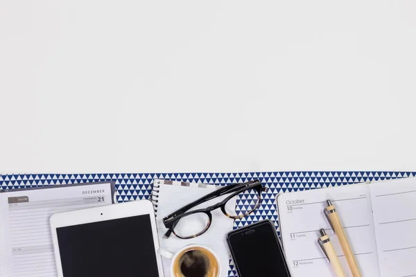 Moderne witte kantoor bureau tafel met een notebook dagboek, pennen, eyeg — Stockfoto