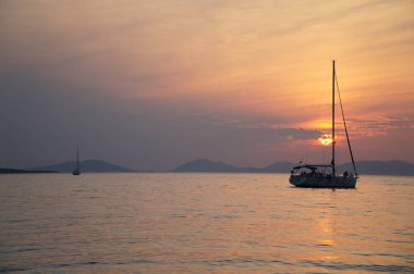 Korfu Adası üzerinden günbatımı