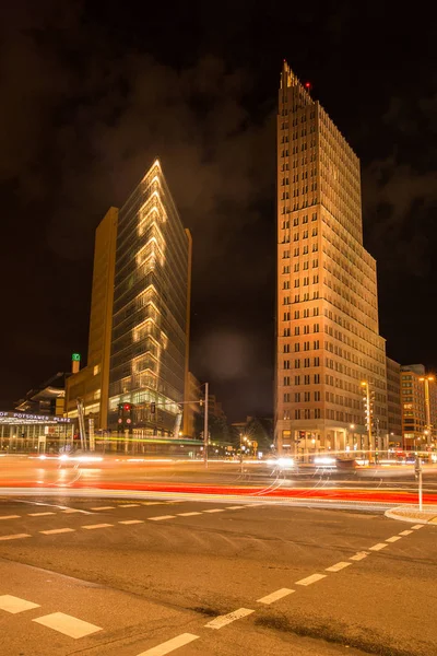 Luces de la ciudad por la noche — Foto de Stock