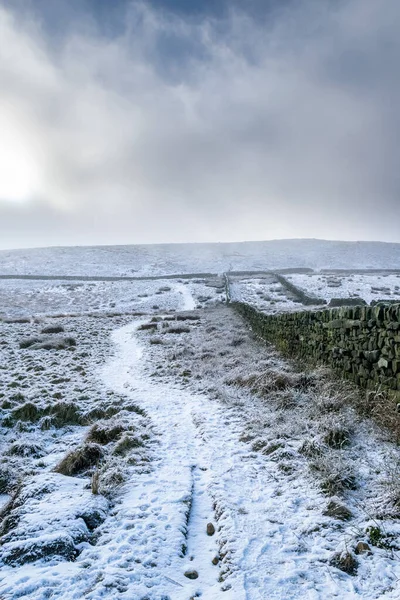 Rombalds Ridge en la nieve — Foto de Stock