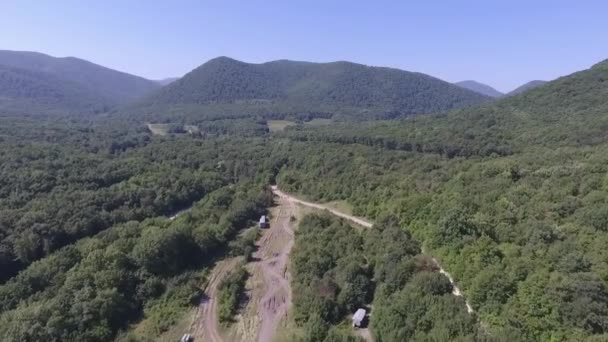 Стрілянина з висоти пташиного польоту в гірську долину — стокове відео