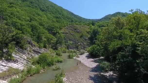 les enfants nageant dans une rivière de montagne 