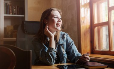 Bir kadın tükenmez kalemle bir not defterine, bir kağıt parçasına bir yazı yazar, pencereden bakar, bir hikaye yazar, gazetede bir makale yazar, sosyal ağlarda iletişim kurar, bir fikir düşünür.