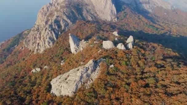 クリミアの峡谷は 雲の中の人気のある場所 石の歯 雲の上のドローンの飛行 鳥の飛行の高さでの円滑な飛行 黒海です — ストック動画