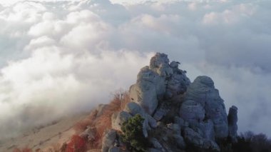 Kırım Kanyonu popüler bir yerdir. Sis, bulutlardaki kayalar.
