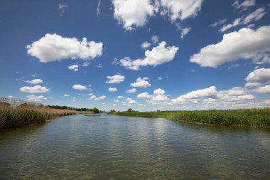Zaman ayarlı video hızlı hareket eden bahar bulutları bozkır ve nehir üzerinde değişken bulutlar
