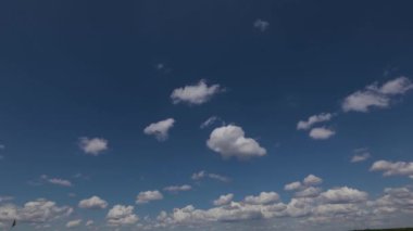 Zaman ayarlı video hızlı hareket eden bahar bulutları bozkır ve nehir üzerinde değişken bulutlar