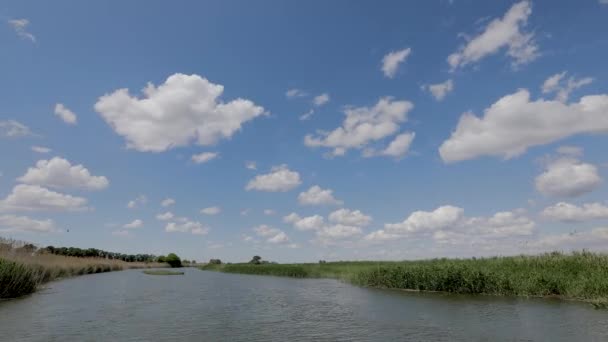 timelapse video nuages printaniers rapides dans des nuages variables sur la steppe et la rivière 
