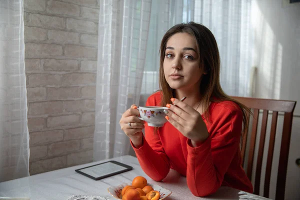 Chica Leyendo Libro Digital Una Mesa Cocina — Foto de Stock