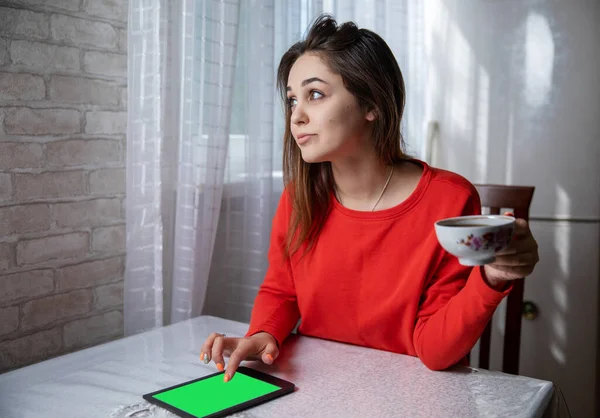 Menina Lendo Livro Digital Uma Mesa Cozinha Imagens Royalty-Free