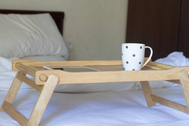 Dijital tablet teknolojisi ve yatakta kahve