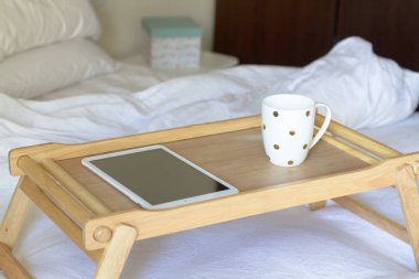Dijital tablet teknolojisi ve yatakta kahve