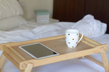 Dijital tablet teknolojisi ve yatakta kahve