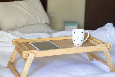 Dijital tablet teknolojisi ve yatakta kahve
