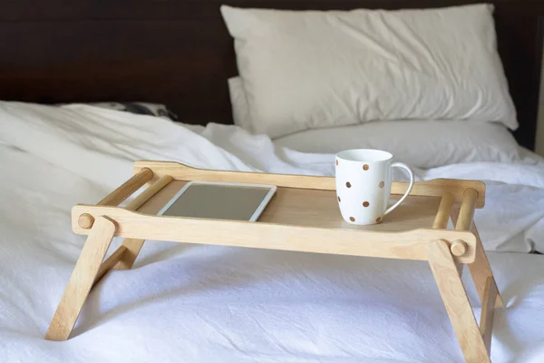 디지털 태블릿 기술과 침대에 커피 — 스톡 사진