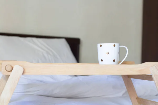 디지털 태블릿 기술과 침대에 커피 — 스톡 사진