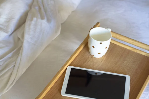 数字平板电脑技术和咖啡在床上 — 图库照片