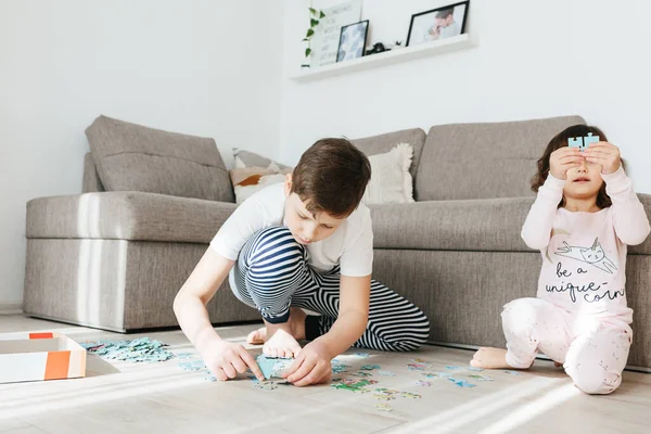 Brother Sister Playing Puzzles Home Children Connecting Jigsaw Puzzle Pieces — Stock Photo, Image