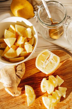 Tahta kesme tahtasında limon ve zencefil. Dokunulmazlık için iyi.