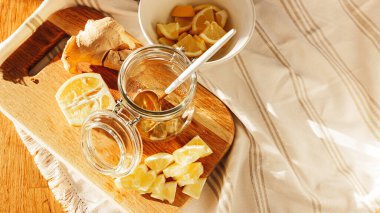 Tahta kesme tahtasında limon ve zencefil. Dokunulmazlık için. Metin için boşluk