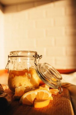 Tahta kesme tahtasında limon ve zencefil. Dokunulmazlık için iyi.