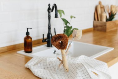 Bitki Bazlı Temizlik Fırçası Mutfak Mutfağı beyaz arka planı. Çevre dostu mutfak, sıfır atık ev konsepti