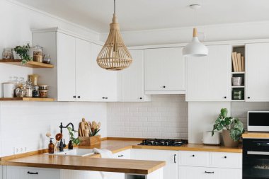 U şekli modern beyaz mutfak İskandinav tarzı. Mutfak dahili fikirleri. Çevre dostu mutfak, sıfır atık ev konsepti