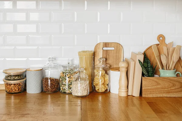 Διάφορα Δημητριακά Και Σπόροι Γυάλινα Βάζα Στο Ξύλινο Τραπέζι Της — Φωτογραφία Αρχείου