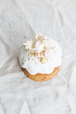Beyaz desenli arka planda çiçeklerle süslenmiş jöleli paskalya pastası. Mutlu Paskalyalar. Boşluğu kopyala.