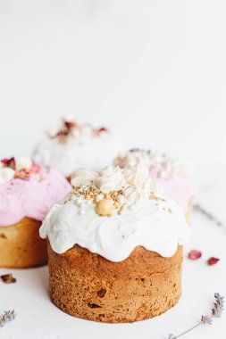 Beyaz desenli arka planda çiçeklerle süslenmiş jöleli paskalya pastası. Mutlu Paskalyalar. Boşluğu kopyala.