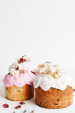 Beyaz desenli arka planda çiçeklerle süslenmiş jöleli paskalya pastası. Mutlu Paskalyalar. Boşluğu kopyala.