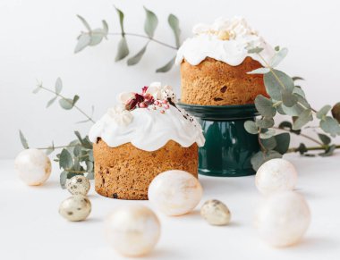 Beyaz desenli arka planda çiçeklerle süslenmiş jöleli paskalya pastası. Mutlu Paskalyalar. Boşluğu kopyala.