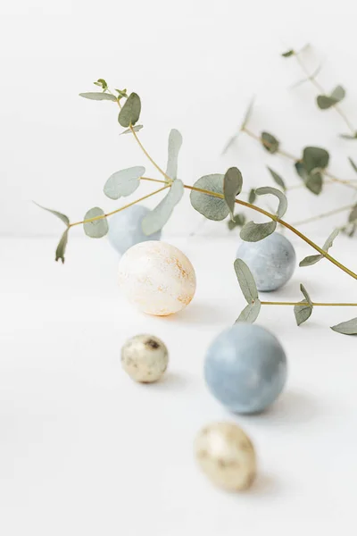 Huevos Pascua Color Rama Eucalipto Sobre Fondo Blanco Texturizado Felices — Foto de Stock