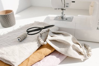 Yüz maskesi, çevre dostu maske. Ev yapımı koronavirüs yeniden kullanılabilir kumaş maskeleri. Kullanılan maskeleri küçült.