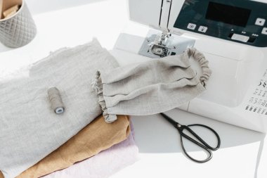 Yüz maskesi, çevre dostu maske. Ev yapımı koronavirüs yeniden kullanılabilir kumaş maskeleri. Kullanılan maskeleri küçült.