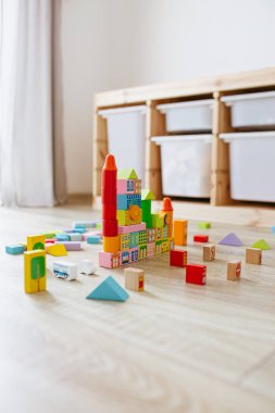 Çocuk odasındaki renkli ahşap yapı taşları. Seçici odak