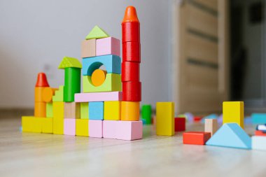 Çocuk odasındaki renkli ahşap yapı taşları. Seçici odak