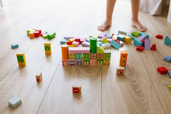 床の子供部屋のカラフルな木製の建物のブロック 選択的焦点 — ストック写真